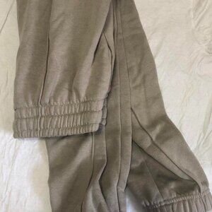 Beige/khaki sweatpants